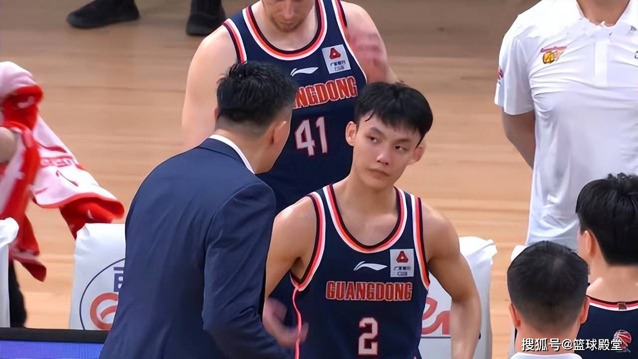 本轮英超，曼城2-1逆转击败卢顿结束4轮不胜，不过赛后的大部分焦点在瓜迪奥拉身上，他被拍到在半场结束时斥责第四官员没有多给时间，此后他又离开自己的区域庆祝进球。